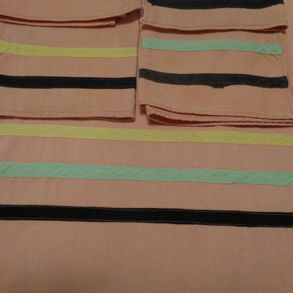 1950S VINTAGE PEACHY SMALL TABLECLOTH W A FEW STRIPES PLUS NAPKINS LOT - Picture 2 of 4